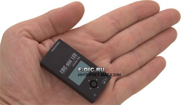 Цифровой диктофон "Е-diс mini LCD-B8" на фоне монет и ключей: сравните размеры!