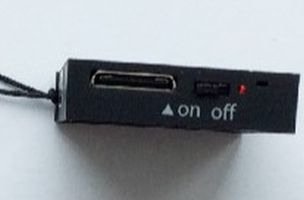 Кнопка включения, USB-порт, микрофон и индикатор расположены в торце диктофона 