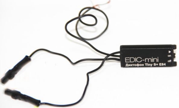 Диктофон "Edic-mini Tiny S+ E84" имеет 2 выносных микрофона