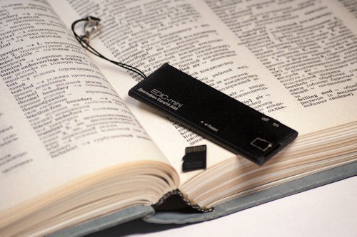 Цифровой диктофон Edic-mini Card 16 A95 легко спрятать даже в книгу