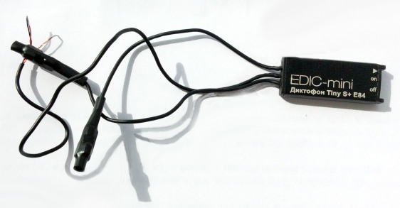 Цифровой диктофон Edic-mini Tiny S+ E84 имеет два выносных микрофона и поддерживает режим 